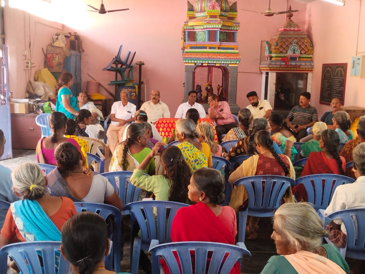 Rev. Fr. Joseph Gunalan and his team in conversation with street vendors in Dindigul